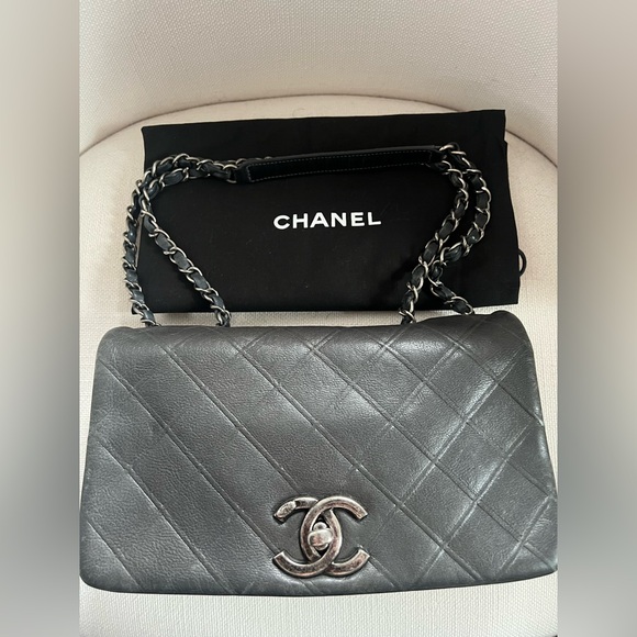 Chanel Black and blue Quilted Shoulder Bag - Picture 3 of 16